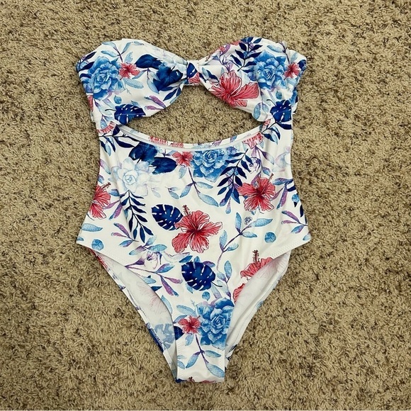 Cupshe White Floral Cut Out Scalloped One Piece Size Large - Picture 2 of 7